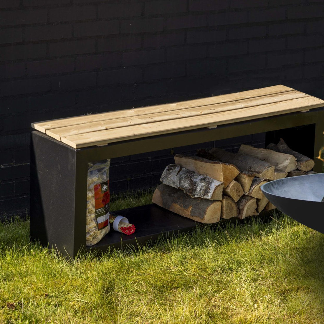 Lavice s dřevníkem