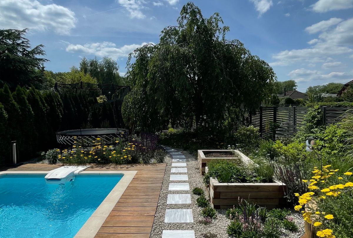 Malá zahrada s trampolínou