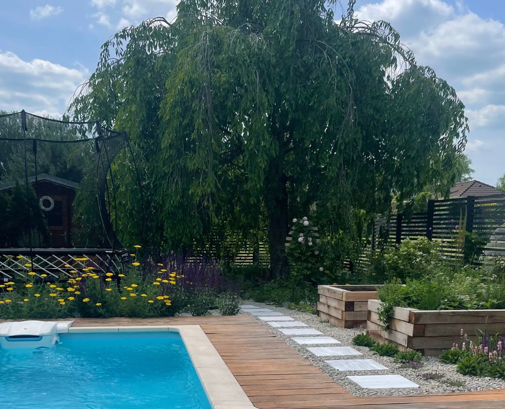 Malá zahrada s trampolínou