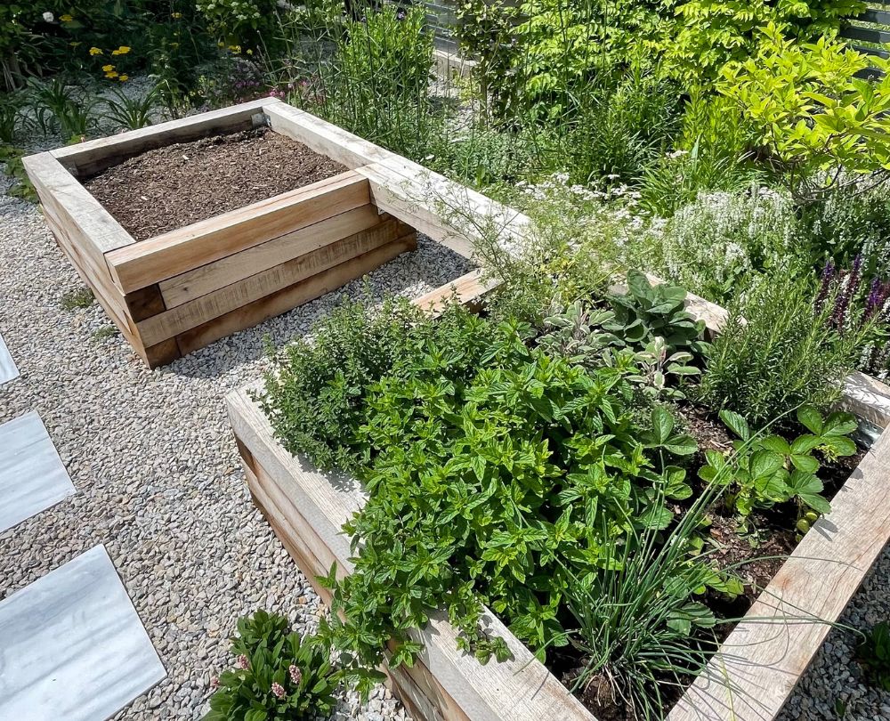 Malá zahrada s trampolínou