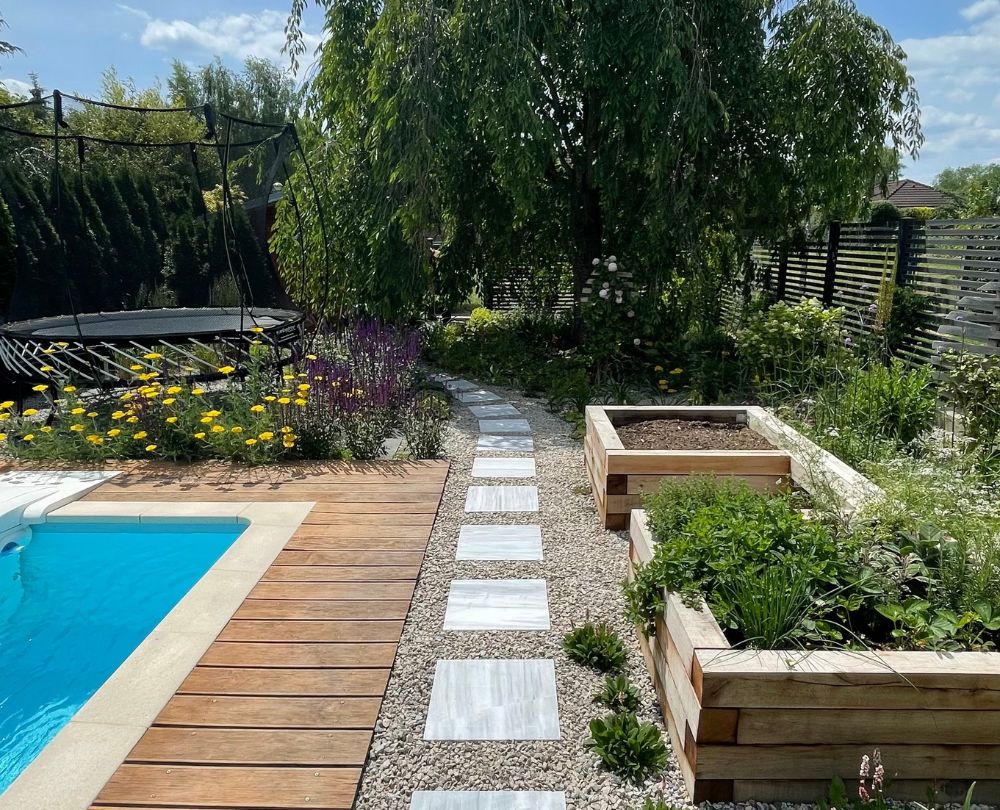 Malá zahrada s trampolínou