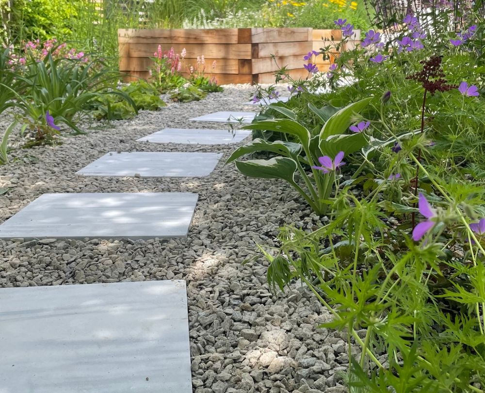 Malá zahrada s trampolínou